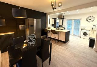 Modern 5 Bed 3 Bath Perfect For Families & Work In Bolton - 0