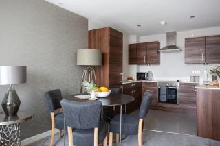 Exclusive High-Floor Apartment with Breathtaking Titanic & Waterfront Views Sleeps 6 - 2