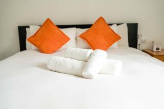 Central London Gem: Modern 1BD with Balcony - 4