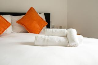 Central London Gem: Modern 1BD with Balcony - 2