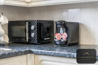 Roundhay Home 4-Bed with Free Parking WI-FI - 2