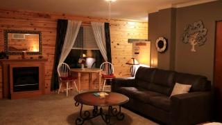 Cozy Cabin Retreat Close to Rivers and Lakes in Eureka Springs, Arkansas - 4