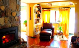 Luxurious Riverfront Cottage with a Hot Tub and a Fireplace near the Twin Lakes, Connecticut - 9