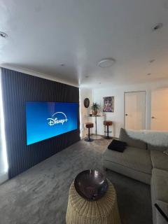 Luxury entire apartment with free parking - 8