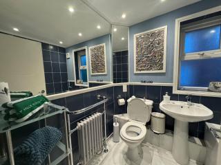 Luxury entire apartment with free parking - 3