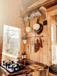 Stunning Pet-Friendly Treehouse for Relaxing Glamping Retreats in North Carolina - 8