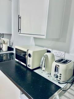 2 Bedroom Cosy Apartment in Strood High Street - 4