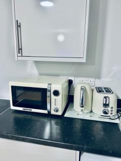 2 Bedroom Cosy Apartment in Strood High Street - 2