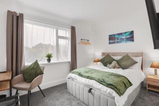 3 Bedroom House with Free Parking - 0