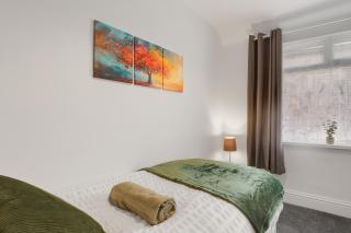 3 Bedroom House with Free Parking - 2