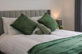 3 Bedroom House with Free Parking - 4