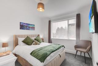 3 Bedroom House with Free Parking - 1