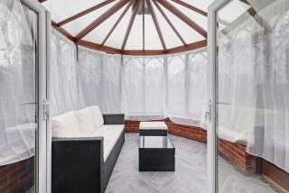 3 Bedroom House with Free Parking - 8