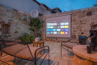 MINIQ HOMES 105 - Garden Cinema, BBQ, Foça Center 2BR Stone Home - 1