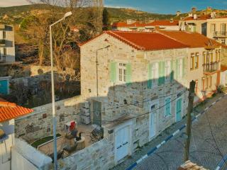 MINIQ HOMES 105 - Garden Cinema, BBQ, Foça Center 2BR Stone Home - 7