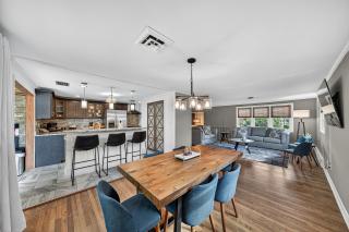 3 miles to ND, Sleeps 12, Pool, Gameroom, Firepit - 6
