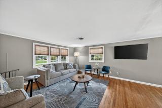 3 miles to ND, Sleeps 12, Pool, Gameroom, Firepit - 8