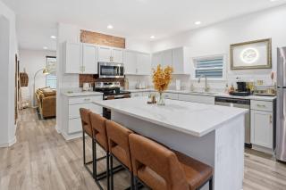 Brand NEW King Suite| Movie/Game Room| Coffee Bar - 0