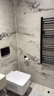 New build - king bed - Fast Wi-Fi - Zone 2 - 8