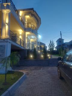 Freeve Suites Akright City Bwebajja - 7