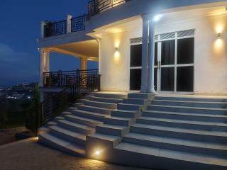 Freeve Suites Akright City Bwebajja - 9