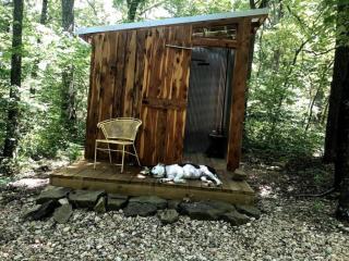 Vintage Caravan Rental for Exploring the Great Outdoors in Cassville, Missouri - 1