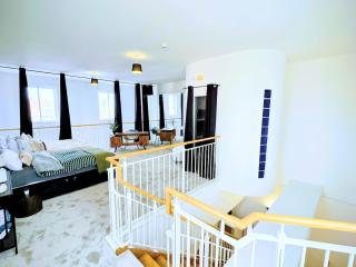 Sea View Apartment, Free Parking - 7