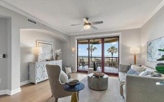 Cozy Three-Bedroom Oceanfront Apartment with Direct Beach Access - 8