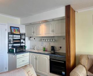 36 Beach Court - Sea Views, Parking, Balcony - 4