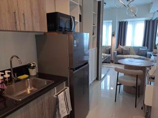 Homey Roxas Blvd Condo Pool Parking WiFi - 9