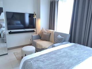 Homey Roxas Blvd Condo Pool Parking WiFi - 7