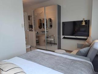 Homey Roxas Blvd Condo Pool Parking WiFi - 5