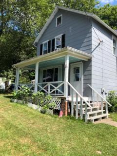 New Leeds listing Near Graces diner and Hudson! - 3