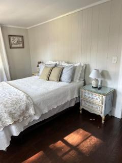 New Leeds listing Near Graces diner and Hudson! - 2