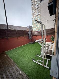 Modern City-Centre Flat with Porch - 7