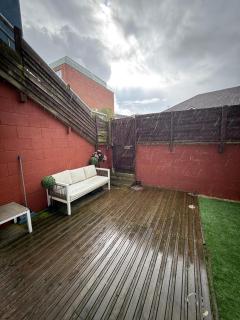 Modern City-Centre Flat with Porch - 4