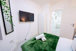 Stylish 1-Bed Escape with Private Patio Garden - 6