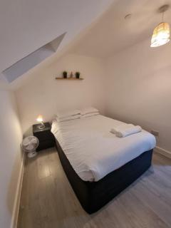 ApartHotel 4 - Fast WiFi, Hotel Linen, Keyless Entry, City only 10 Mins - BY PROPERTY PROMISE - 9