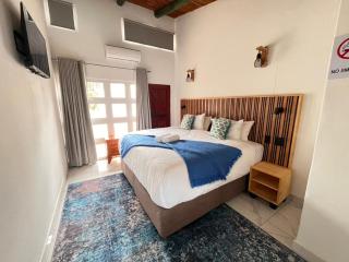 Stratfords Guest Suites - 5