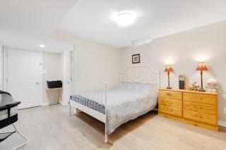 Cozy Private Basement Suite Beside Plaza Free Parking Walk to Groceries & Dining - 1