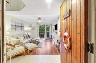 Harbourside Villa Steps to Shops Dining & Marina - 9