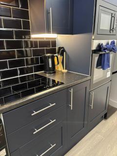 Modern 1-Bed Ground Floor Flat on the High Street - 3