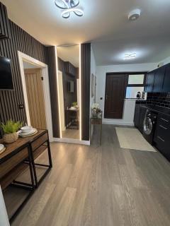 Modern 1-Bed Ground Floor Flat on the High Street - 5