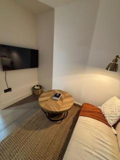 Modern 1-Bed Ground Floor Flat on the High Street - 2