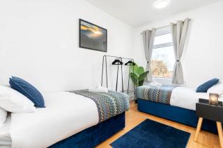 Contractor Friendly 4 Bedroom House in Hemsworth with 6 Beds and Garden - 8