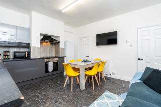 Contractor Friendly 4 Bedroom House in Hemsworth with 6 Beds and Garden - 2