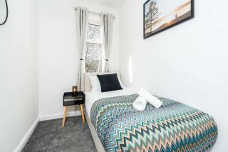 Contractor Friendly 4 Bedroom House in Hemsworth with 6 Beds and Garden - Hemsworth - 1