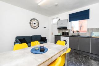 Contractor Friendly 4 Bedroom House in Hemsworth with 6 Beds and Garden - 8