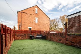 4 Bedroom House with 6 Beds, Garden and Parking in Hemsworth - 2