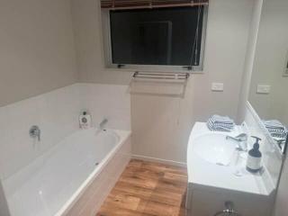 Holden's Bay Honey - Relax by the lake - 3